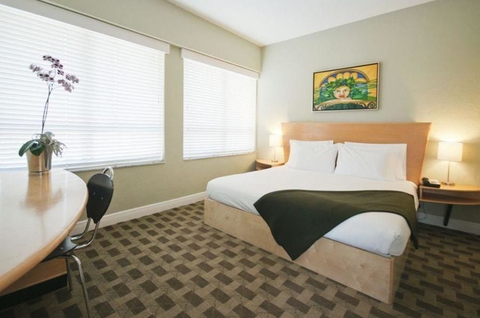 Imagen de la habitación del Hotel Crest Suites. Foto 10