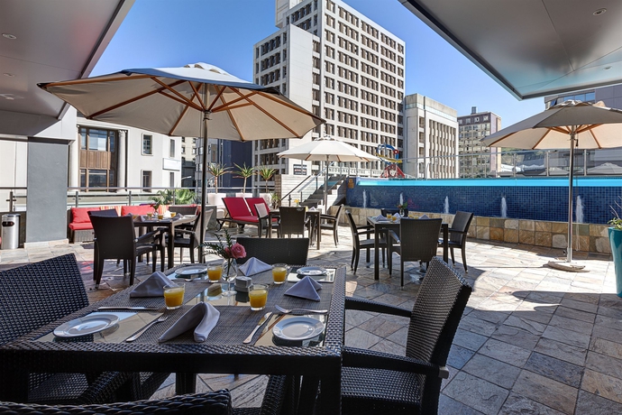 Imagen de los exteriores del Hotel Cresta Grande Cape Town. Foto 9
