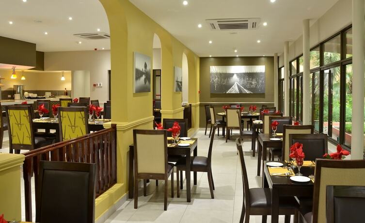 Imagen del bar/restaurante del Hotel Cresta Riley's. Foto 12