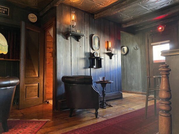 Imagen general del Hotel Crew\'s Quarters Boarding House Caters to Men. Foto 5
