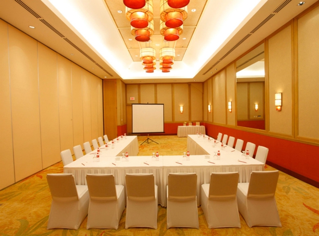 Imagen de los interiores del Hotel Crimson Resort and Spa Mactan. Foto 8