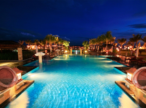 Imagen de la piscina del Hotel Crimson Resort and Spa Mactan. Foto 14