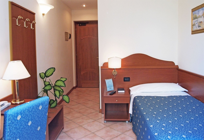 Imagen de la habitación del Hotel Cris. Foto 8