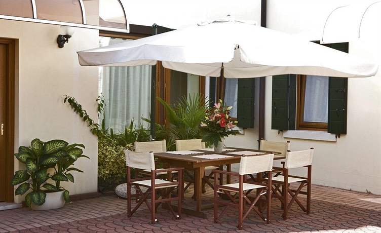 Imagen de los exteriores del Hotel Cris. Foto 9