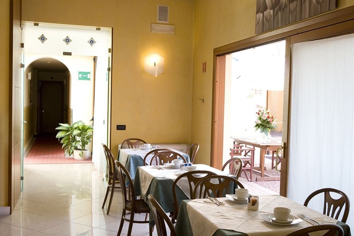 Imagen del bar/restaurante del Hotel Cris. Foto 5