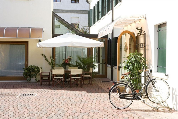 Imagen de los exteriores del Hotel Cris. Foto 10