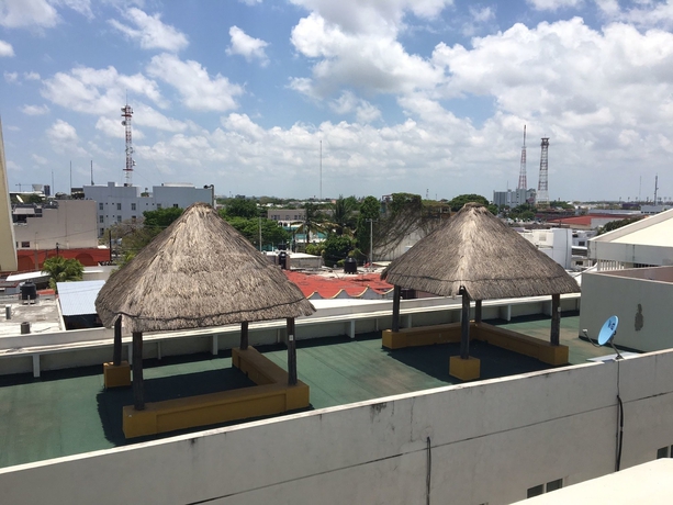 Imagen de los exteriores del Hotel Crisantemos Suite. Foto 15