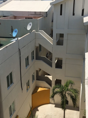 Imagen de los exteriores del Hotel Crisantemos Suite. Foto 16