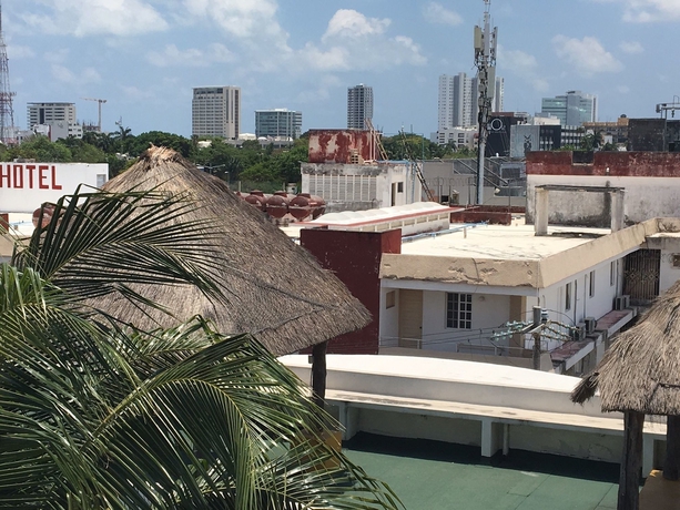 Imagen de los exteriores del Hotel Crisantemos Suite. Foto 17