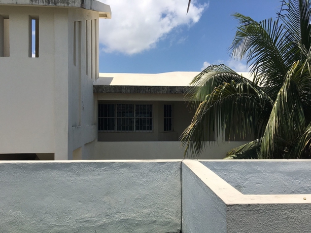 Imagen de los exteriores del Hotel Crisantemos Suite. Foto 18