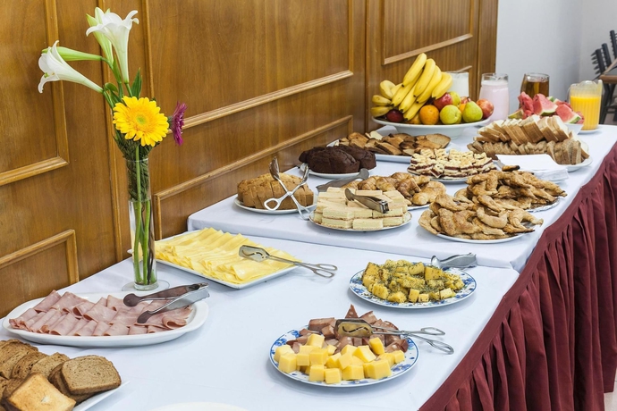 Imagen del bar/restaurante del Hotel Crisol Suites Catalinas. Foto 7