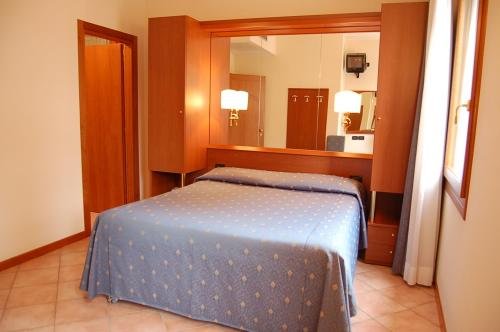 Imagen general del Hotel Criss. Foto 8