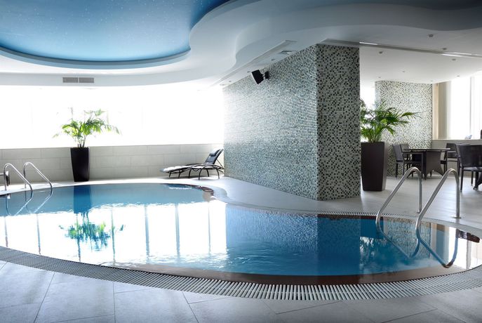 Imagen de la piscina del Hotel Cristal Abu Dhabi. Foto 16