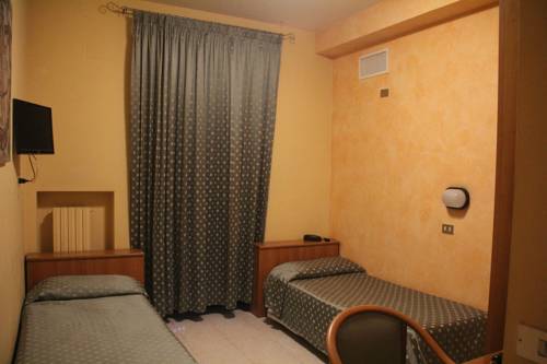 Imagen de la habitación del Hotel Cristal, Bari. Foto 8