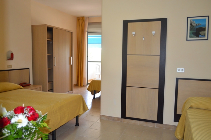 Imagen de la habitación del Hotel Cristalda. Foto 5