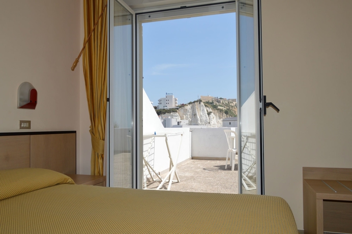 Imagen de la habitación del Hotel Cristalda. Foto 6