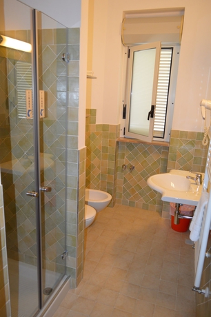 Imagen de la habitación del Hotel Cristalda. Foto 9