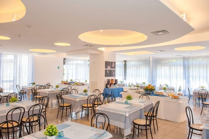 Imagen del bar/restaurante del Hotel Cristalda. Foto 2