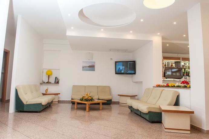 Imagen de los interiores del Hotel Cristalda. Foto 17