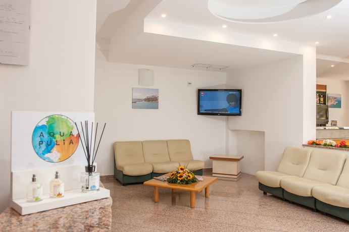 Imagen de los interiores del Hotel Cristalda. Foto 18