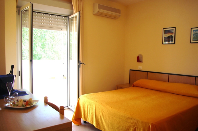 Imagen de la habitación del Hotel Cristalda. Foto 13