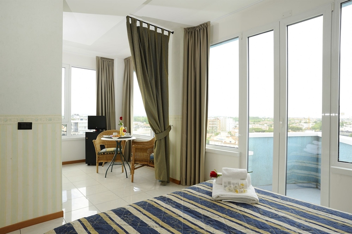 Imagen de los interiores del Hotel Cristallo Riccione. Foto 15