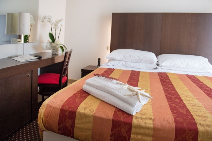 Imagen de la habitación del Hotel Cristina Corona. Foto 12