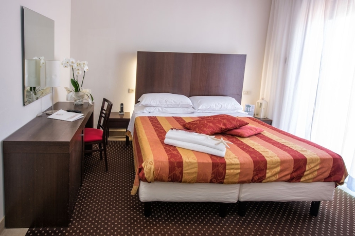 Imagen de la habitación del Hotel Cristina Corona. Foto 13