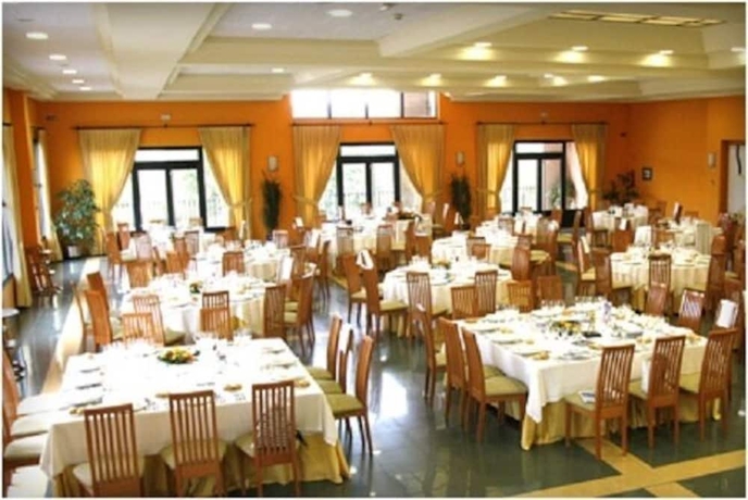 Imagen del bar/restaurante del Hotel Cristina, Noreña. Foto 3