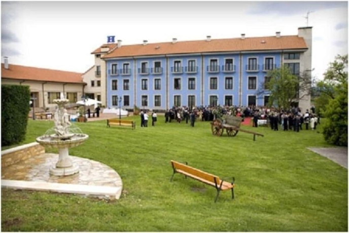 Imagen de los exteriores del Hotel Cristina, Noreña. Foto 14