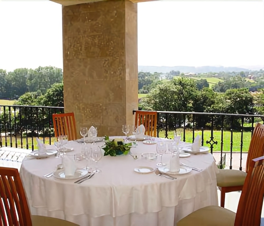 Imagen del bar/restaurante del Hotel Cristina, Noreña. Foto 5