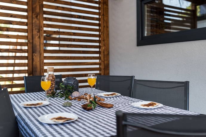 Imagen de los interiores del Hotel Croatia Camp Mobile Homes Vodice. Foto 16