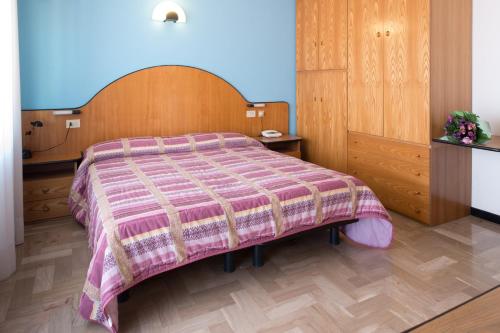 Imagen de la habitación del Hotel Crocenzi. Foto 9