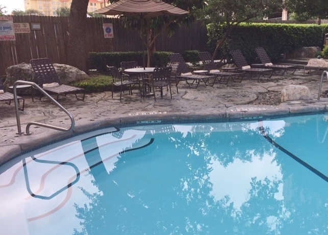 Imagen de la piscina del Hotel Crockett. Foto 14