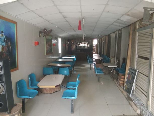 Imagen del bar/restaurante del Hotel Crocodiles And Restaurant Limited. Foto 3