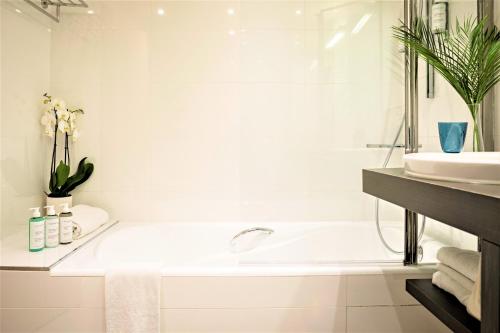 Imagen de la habitación del Hotel Croisette Beach Cannes - Mgallery. Foto 11