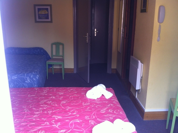 Imagen de la habitación del Hotel Croix De Malte. Foto 3