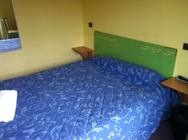 Imagen de la habitación del Hotel Croix De Malte. Foto 5