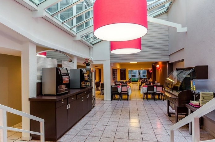 Imagen del bar/restaurante del Hotel Croix Des Bretons Lourdes Pyrénées. Foto 4