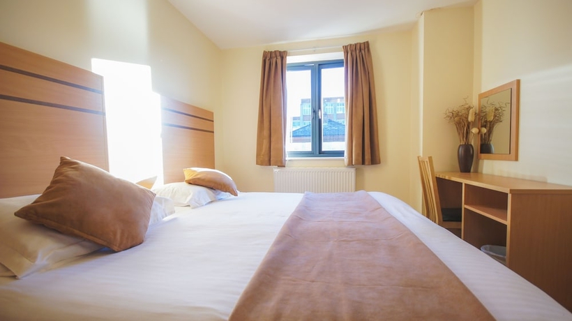 Imagen de la habitación del Hotel Crompton Court. Foto 13