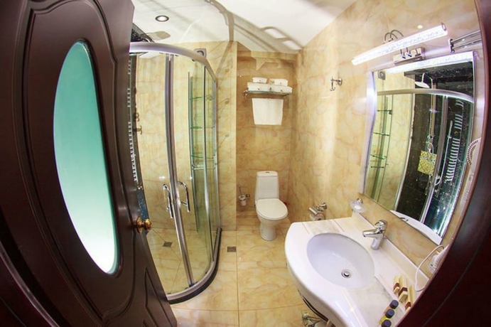 Imagen de la habitación del Hotel Cron Palace Tbilisi. Foto 15