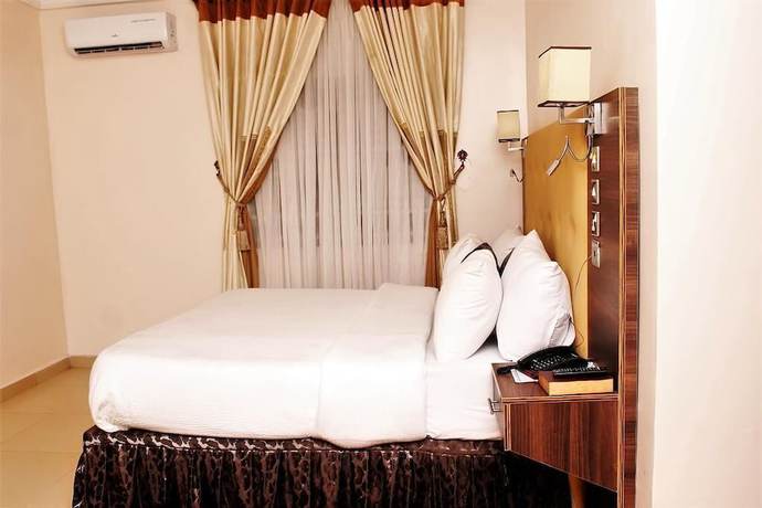 Imagen de la habitación del Hotel C\'rons and Suites. Foto 2