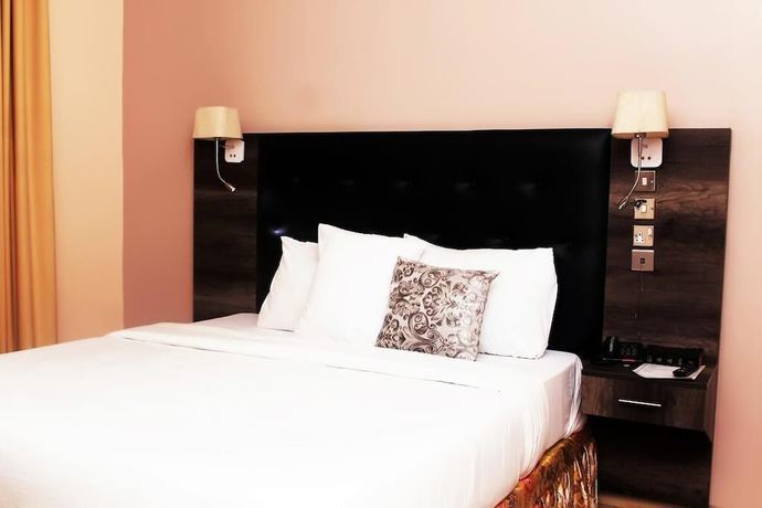 Imagen de la habitación del Hotel C\'rons and Suites. Foto 6