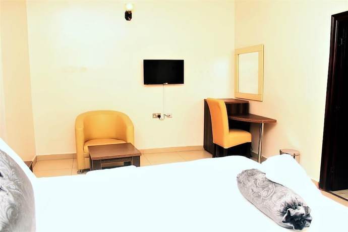 Imagen de la habitación del Hotel C\'rons and Suites. Foto 8