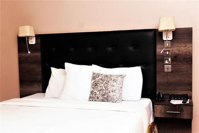 Imagen de la habitación del Hotel C\'rons and Suites. Foto 13