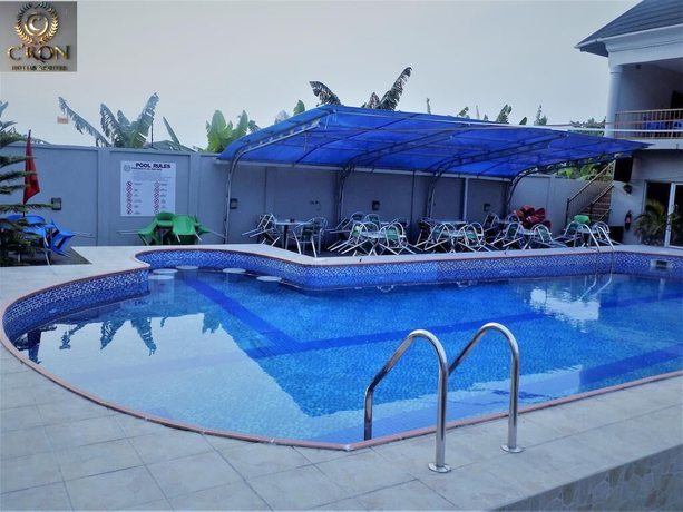 Imagen de la piscina del Hotel C\'rons and Suites. Foto 20