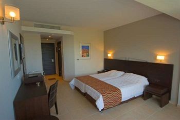 Imagen de la piscina del Hotel Cronwell Platamon Resort. Foto 13