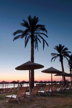 Imagen de la piscina del Hotel Cronwell Platamon Resort. Foto 14