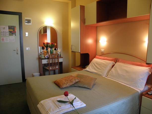 Imagen de la habitación del Hotel Crosal, Rimini. Foto 10