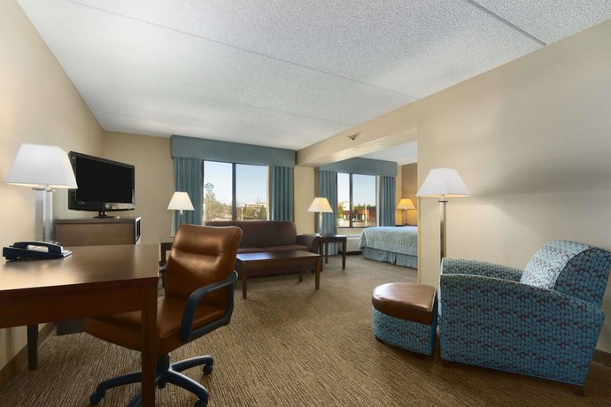 Imagen de la habitación del Hotel Cross Creek Inn & Suites. Foto 3